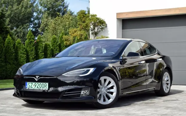 TESLA Model S 